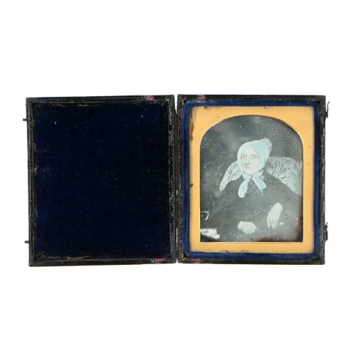 Daguerrotipo retrato anciana en carcasa