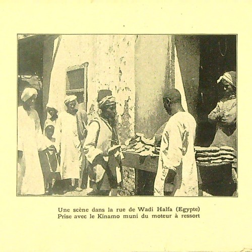 "Une secene dans la rue de wadi Halfa (Egypte) prise avec le kinamo muni du moteur a ressort"