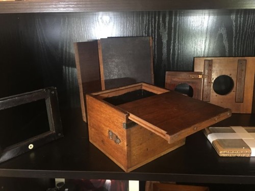 Caja de madera con placa de luz diurna