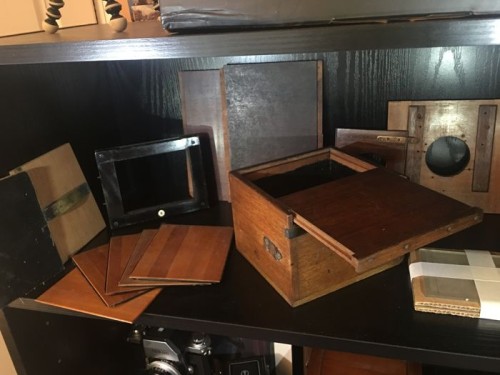 Caja de madera con placa de luz diurna