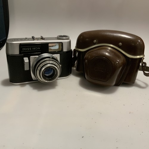Cámara fotográfica Zeiss Ikon Colora (Alemania, década de 1960) con funda original
