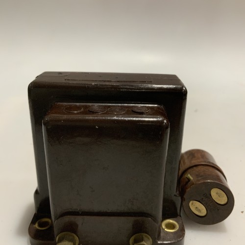 Transformador eléctrico británico en baquelita (ca. 1940–1950)