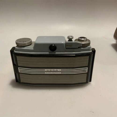 Cámara fotográfica Wesa I (España, década de 1950) con funda original