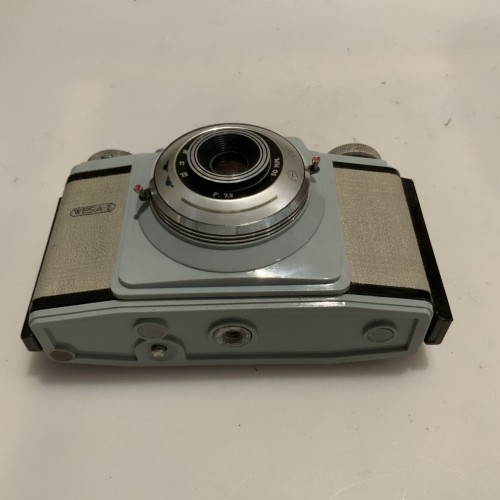 Cámara fotográfica Wesa I (España, década de 1950) con funda original