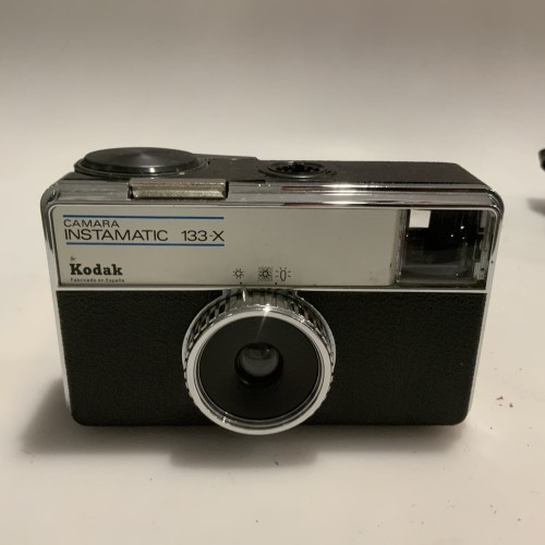 Cámara fotográfica Kodak Instamatic 133-X (España, década de 1970) con funda original