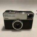 Cámara fotográfica Kodak Instamatic 133-X (España, década de 1970) con funda original