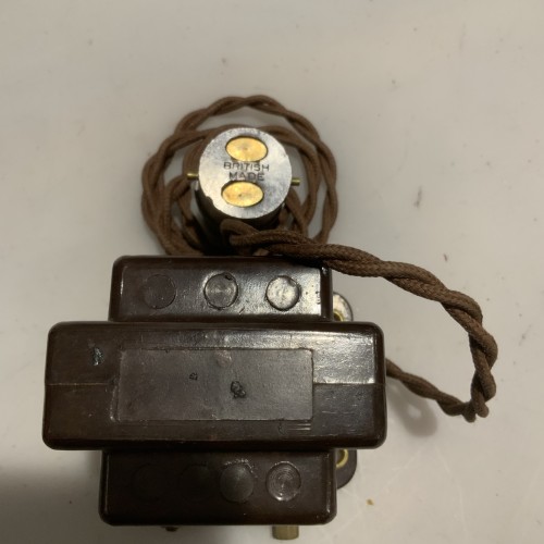 Transformador eléctrico británico en baquelita (ca. 1940–1950)