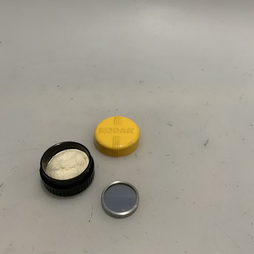 Filtro Kodak (probablemente UV o Skylight) con estuche original tipo cápsula