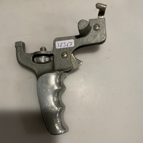 Empuñadura de disparo metálica para cámara cinematográfica (tipo Bolex / Bell & Howell), ca. 1950–1970