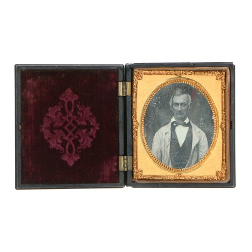 Daguerrotipo retrato hombre con carcasa decorada