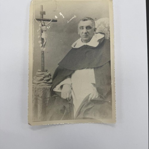Fotografía retrato de estudio de un religioso (probablemente sacerdote o fraile)