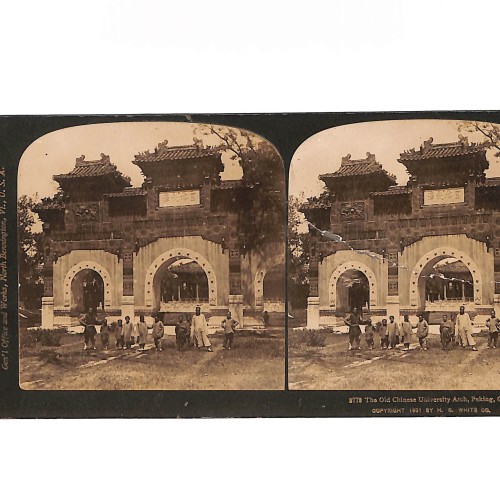 Vista estéreo de cartón The Old Chinese University Arch, Peking, China