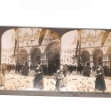 Vista estéreo Feeding the Pigeons in St. Mark’s Square, Venice, Italy
