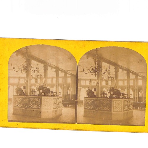 Vista estéreo Interior de exposición científica — París (probablemente Exposición Universal)
