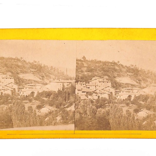 Vista estereoscópica de población alpina con campanario