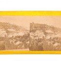 Vista estereoscópica de población alpina con campanario