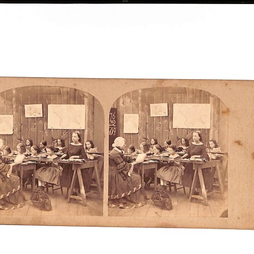 Vista estéreo Escena escolar femenina / Aula de niñas leyendo