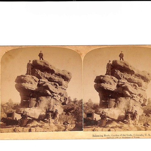 Vista estéreo Balancing Rock, Garden of the Gods (Colorado, EE.UU.)– formación rocosa con visitantes – Strohmeyer & Wyman, 1898