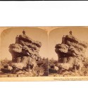 Vista estéreo Balancing Rock, Garden of the Gods (Colorado, EE.UU.)– formación rocosa con visitantes – Strohmeyer & Wyman, 1898