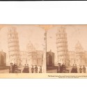 Vusta estéreo La Torre Inclinada y la Catedral de Pisa (Italia) – escena monumental con visitantes – Underwood & Underwood, 1897