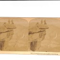 Vista estereoscópica  Glacier Point, Yosemite – figuras en el acantilado, vista estereoscópica estadounidense, c.1894”