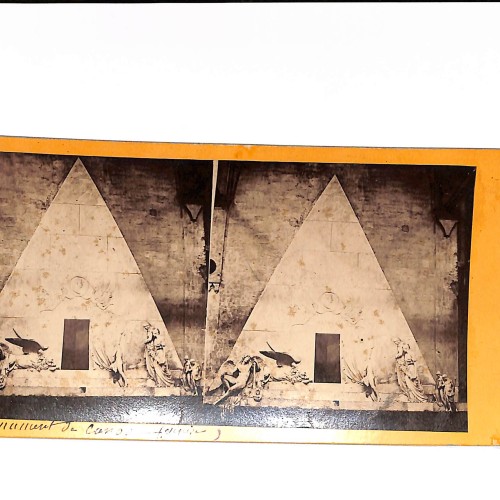 📷 Vista estereoscópica “Monumento funerario en forma de pirámide – Cementerio (escena escultórica)”