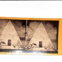 📷 Vista estereoscópica “Monumento funerario en forma de pirámide – Cementerio (escena escultórica)”