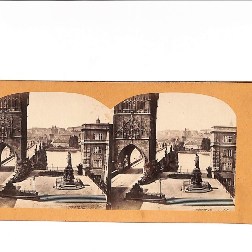 📷 Vista estereoscópica “Fuente urbana con figura femenina – Plaza parisina (prob. París, fuente ornamental del Segundo Imperio)”
