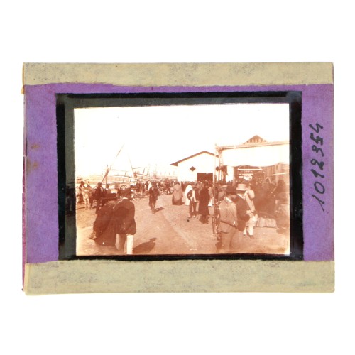 Placa de linterna mágica con vista de un puerto o muelle concurrido, c. 1900