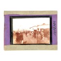Placa de linterna mágica con vista de un puerto o muelle concurrido, c. 1900