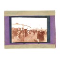 Placa de linterna mágica con vista de un puerto o muelle concurrido, c. 1900