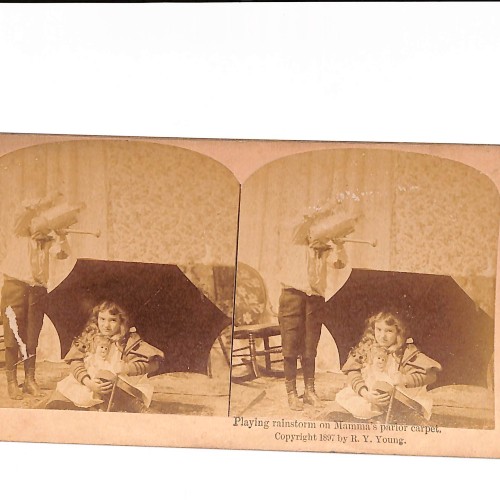 📷 Vista estereoscópica – “Playing rainstorm on Mamma’s parlor carpet” (1897)