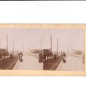 📷 Vista estereoscópica  Estación ferroviaria con clérigos y viajeros (vista documental)