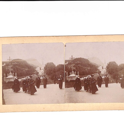 📷 Vista estereoscópica  Lourdes – Procesión de peregrinos con clero (esplanada del santuario)