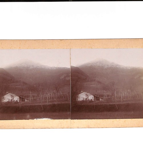 📷 Vista estereoscópica rural de paisaje con vivienda