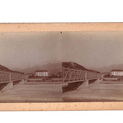 📷 Vista estereoscópica rural de paisaje con vivienda