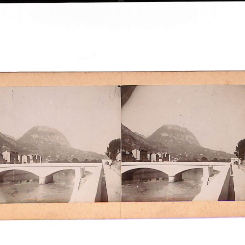 📷 Vista estereoscópica puente sobre río con montaña al fondo,