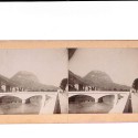 📷 Vista estereoscópica puente sobre río con montaña al fondo,