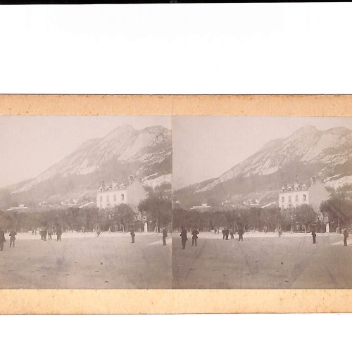 📷 Vista estereoscópica plaza con montaña nevada al fondo