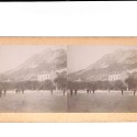 📷 Vista estereoscópica plaza con montaña nevada al fondo