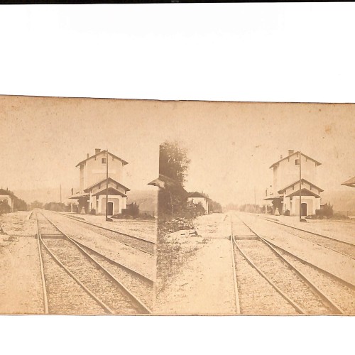 📷 Vista estereoscópica estación ferroviaria rural con vías en perspectiva,