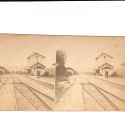 📷 Vista estereoscópica estación ferroviaria rural con vías en perspectiva,