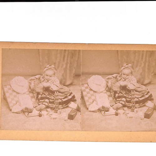 📷 Vista estereoscópica niña jugando con muñeca y juguetes – escena de interior infantil,