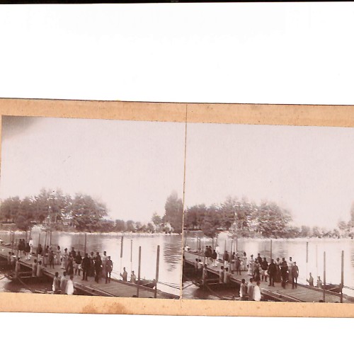 📷 Vista estereoscópica embarcadero con grupo de personas y barcas en río o lago,