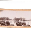 📷 Vista estereoscópica embarcadero con grupo de personas y barcas en río o lago,