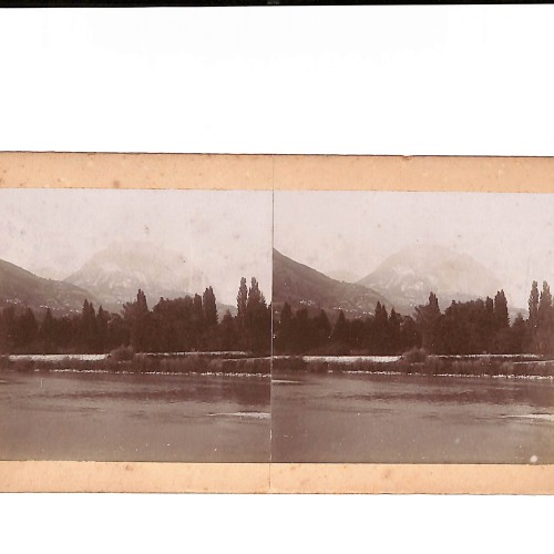 📷 Vista estereoscópica paisaje fluvial con montaña al fondo