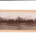 📷 Vista estereoscópica paisaje fluvial con montaña al fondo