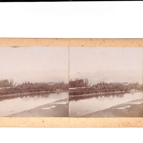 📷 Vista estereoscópica paisaje fluvial con edificaciones y puente,