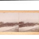 📷 Vista estereoscópica paisaje fluvial con edificaciones y puente,