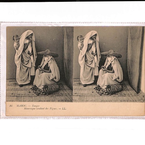 Vista estereoscópica "16 MAROC. — Tanger. Mauresque vendant des Figues. — LL." (Marruecos. — Tánger. Mora vendiendo higos).